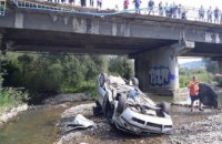 ​На трассе Львов-Ужгород автомобиль слетел с моста в реку: есть пострадавшие (ФОТО)