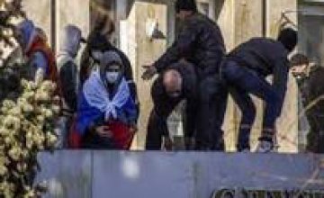 Сегодня ночью занятое здание СБУ в Луганске свободно покинули более 50 человек