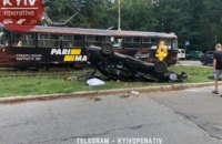 В Киеве трамвай протаранил легковушку: в результате аварии пострадала 10-летняя девочка (ФОТО)