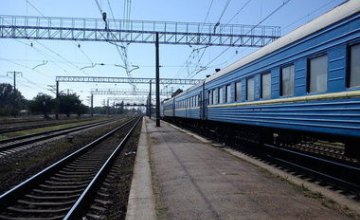 ​На Днепропетровщине в поисках легкой наживы вандалы повредили посадочную платформу и пригородный поезд 