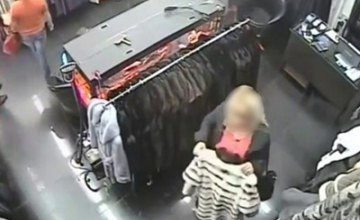 ​В Харькове женщина вынесла в сумочке три шубы из магазина 