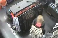 ​В Харькове женщина вынесла в сумочке три шубы из магазина 