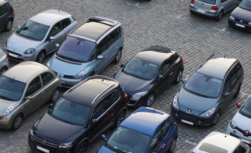 В центральных частях городов могут запретить наземные парковки