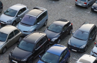 В центральных частях городов могут запретить наземные парковки