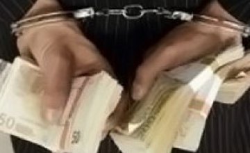 В Днепропетровской области таможенник «погорел» на взятке в 10 тыс. грн