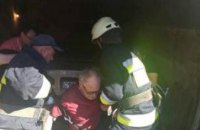 В Днепре мужчина упал в яму: выбраться помогли спасатели (ФОТО)
