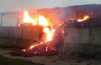 На Днепропетровщине загорелась скирда соломы: сгорел навес (ФОТО)