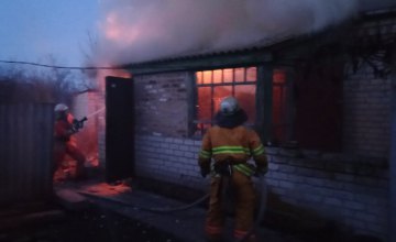 В пгт Юрьевка горел жилой дом: огнём повреждена крыша дома