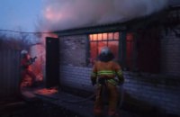В пгт Юрьевка горел жилой дом: огнём повреждена крыша дома