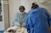 Проводять в операційних по кілька годин та постійно контролюють стан пацієнтів: лікарі Дніпра цілодобово рятують життя бійців ЗСУ