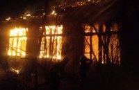 В Кривом Роге загорелось заброшенное здание с мусором: огнём уничтожено 200 кв. метров