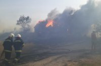 На Днепропетровщине в результате пожара сухостоя загорелись 3 жилых дома