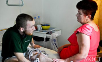Геннадий Корбан привез в больницу Мечникова мать освобожденного из плена бойца ОУН