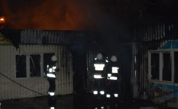 По Днепром произошел пожар в торговых киосках (ВИДЕО)