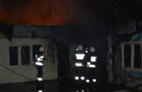 По Днепром произошел пожар в торговых киосках (ВИДЕО)