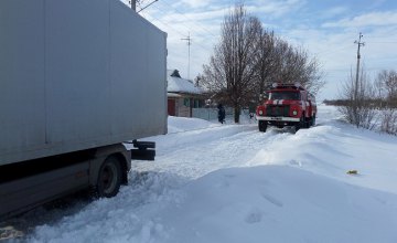 ​В Днепропетровской области грузовик застрял в сугробе (ФОТО)