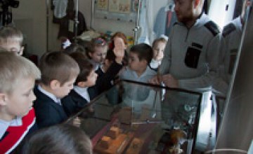 При поддержке народного депутата Украины Дениса Дзензерского днепропетровские школьники посетили выставку старинных букварей
