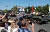 В Кривом Роге накануне Дня Победы прошел торжественный парад с участием восстановленного танка Т-34, освобождавшего Берлин