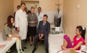 Виктор Янукович навестил в ДОКБ детей пострадавших в результате теракта в Днепропетровске