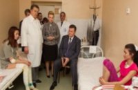 Виктор Янукович навестил в ДОКБ детей пострадавших в результате теракта в Днепропетровске