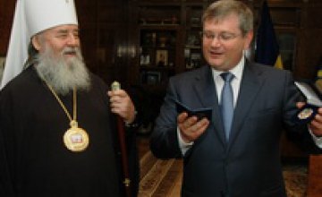 Александр Вилкул наградил владыку Иринея памятным знаком «80 лет Днепропетровской области»