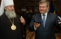Александр Вилкул наградил владыку Иринея памятным знаком «80 лет Днепропетровской области»