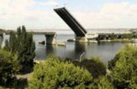 В Николаеве подросток, пытаясь сделать экстремальное селфи, упал с моста