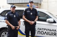 Двоє дніпровських патрульних допомогли доправити хлопчика до лікарні, чим врятували його життя