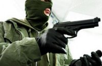Закрыл лицо шарфом и угрожал пистолетом: на Днепропетровщине мужчина ограбил кредитное учреждение