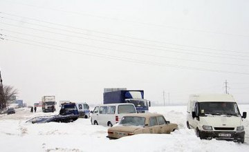 ​За последние сутки в снежных заносах на Днепропетровщине застряло более 100 автомобилей 
