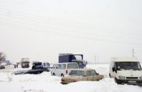 ​За последние сутки в снежных заносах на Днепропетровщине застряло более 100 автомобилей 