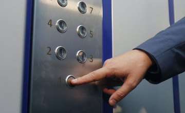 На Днепропетровщине в лифте ограбили пенсионера