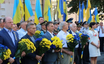 Семьи в вышиванках, детский смех, радостные лица и военный оркестр - так Днепр начал праздновать День независимости Украины