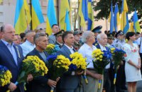 Семьи в вышиванках, детский смех, радостные лица и военный оркестр - так Днепр начал праздновать День независимости Украины