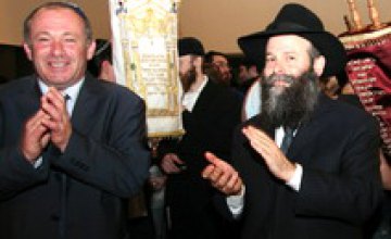Днепропетровская еврейская община получила уникальный свиток Торы