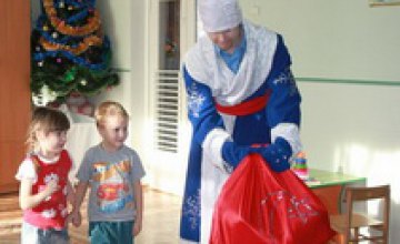 Днепропетровские студенты поздравили детей-сирот с днем Св. Николая (ФОТО)