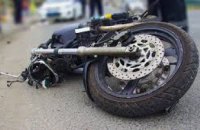 ​В Никополе мотоциклист въехал в гаражные ворота и получил травмы, несовместимые с жизнью