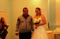 В Днепропетровске сыграл свадьбу десантник, получивший 75% ожогов тела в зоне АТО (ФОТО)