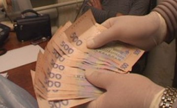 Служащий взяла взятку в 6 тыс. грн за обещание не штрафовать ООО