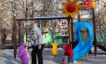 У детей из домов по ул. Героев Сталинграда появилась обустроенная игровая площадка