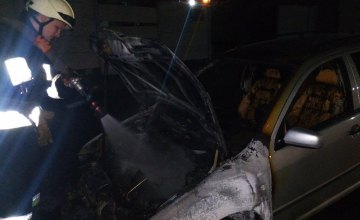 В Днепре на Соборной площади сгорел припаркованный автомобиль