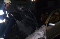 В Днепре на Соборной площади сгорел припаркованный автомобиль