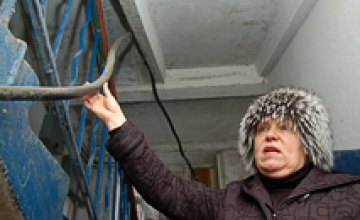 На жилмассиве Победа высоковольтные провода угрожают жизни жителей дома №9