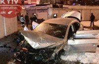 В Киеве Volkswagen въехал в бетонный отбойник и загорелся (ФОТО)