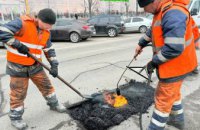 Комунальники Дніпра продовжують усувати аварійну ямковість на міських автошляхах за європейською технологією – холодним асфальтуванням