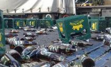 В Киеве из грузовика на ходу вывалились ящики с пивом 