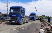 В Алексеевке спасатели изъяли грузовик, зависший над провалом после обвала моста (ФОТО) 