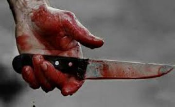 На Днепропетровщине парень ударил ножом в живот 35-летнего сожителя своей бабушки