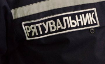 В Новомосковске спасатели вытащили женщину с 6-метрового колодца
