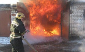 Спасатели ликвидировали возгорание в гараже в Синельниковском районе